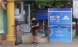 Аурухана алдында тұрған ер адам. Алматы, шілде айы 2020 жыл.