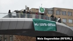 აქციის მონაწილეებმა თბილისში, იუსტიციის სახლთან მდებარე ხიდზე გადმოფინეს პლაკატი, წარწერით: "არა ბეტონ-ყმობას"