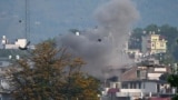 Hindistanın Cammu bölgəsindəki Punç rayonuna artilleriya mərmisinin düşməsindən sonra tüstü yüksəlir.