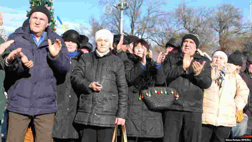 În Piaţa Marii Adunări Naţionale protestează membrii şi susţinătorii Platformei DA.
