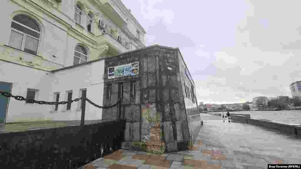 Тыльная часть старейшего аквариума Крыма так и остается разбитой после «шторма века»