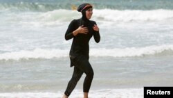 Veshja burkini.