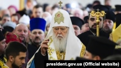 На патріарха Філарета РПЦ наклала анафему, з якою він ходив 20 років, допоки її не зняв Вселенський патріарх Варфоломій. Анафему Філарет вважав суто політичним кроком, який не мав нічого спільного з церковними справами