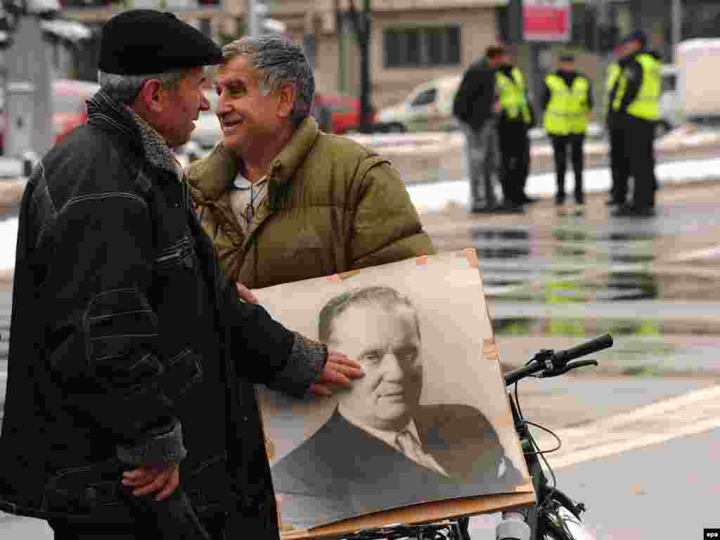 Nezaposleni makednoski radnici drže sliku Josipa Broza Tita za vrijeme protesta u Skoplju 9. maja 2010. godine