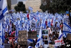 Ierusalim, 27 martie: Protestatarii așteaptă decizia lui Netanyahu cu privire la reforma judiciară.