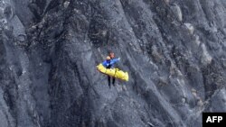 Pamje nga operacioni i bartjes së mbetjeve të aeroplanit Germanwings në Alpet e Francës