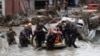 Работа спасателей в пострадавшем от наводнения городе Бозкурт, провинция Кастамону, на севере Турции, 12 августа 2021 года