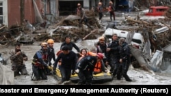 Работа спасателей в пострадавшем от наводнения городе Бозкурт, провинция Кастамону, на севере Турции. 12 августа 2021 года