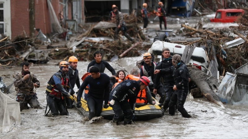Во поплавите во Турција загинаа 57 луѓе