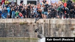 Скіданьне ў ваду помніка прадпрымальніку і гандляру рабамі Эдварду Колстану, Брысталь, чэрвень 2020 год