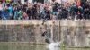 Protestatari din Bristol aruncă statuia lui Edward Colston