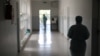 Dy punëtorë shëndetësorë shihen në korridorin e një prej klinikave në Qendrën Klinike Universitare të Kosovës. Fotografi ilustruese. 