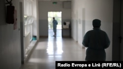 Punonjës shëndetësorë brenda Klinikës Infektive në Prishtinë. 