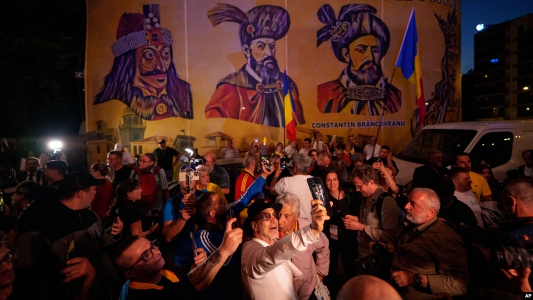 Imagine de la sediul de campanie al AUR, de la finalul turului I de vot. 