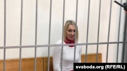 Суд над Натальляй Хершэ, якая сарвала балаклаву з сілавіка. Яе пакаралі на два з паловай гадоў калёніі. Праваабаронцы прызналі яе палітзьняволенай.
