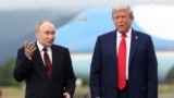 Президент США Трамп та очільник Росії Путін під час перших хвилин зустрічі на Алясці. 15 серпня 2025 року 