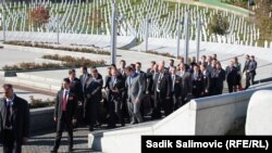 Političari iz BiH i srpska delegacija sa Aleksandrom Vučićem na čelu u Srebrenici jula 2015.