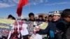 Жарандык активист Мелис Молдокматов баштаган топтун кумсаларга каршы нааразылык акциясы. 27-февраль, 2014-жыл.
