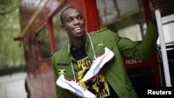 Рекордсмен мира, ямайский спринтер Усейн Болт в лондонском автобусе
