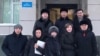 Адвокат Хамида Айткалиева (вторая справа в нижнем ряду) со своими коллегами после судебного заседания по иску министерства юстиции, настаивающего на отзыве лицензии. 