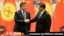 Президент Кыргызстана Сооронбай Жээнбеков и председатель Китая Си Цзиньпин. Пекин. 6 июня 2018 года.