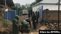 Расчистка двора в населенном пункте в Туркестанской области. 14 мая 2020 года.