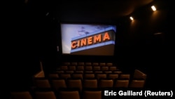 Коронавирус пандемиясы кезінде бос қалған кинотеатр залы. Көрнекі сурет.