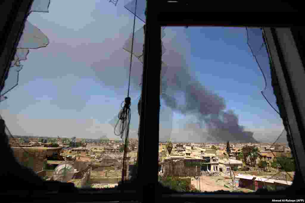 Smoke billows from Mosul's Old City on April 17 during an offensive by Iraqi security forces to recapture the town from Islamic State extremists. (AFP/Ahmad al-Rubaye)