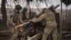 Українські військові ведуть вогонь з гаубиці М101 на позиціях поблизу Авдіївки, Донецька область, Україна, 22 березня 2024 року