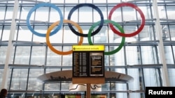 Лондонның Хитроу әуежайының алдына ілінген олимпиада ойындарының белгісі. Көрнекі сурет.