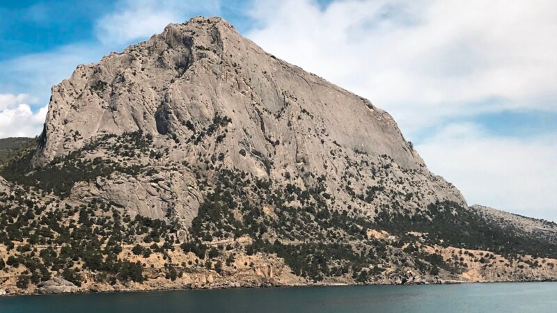 В Крыму турист назвал скалу в свою честь и повесил на ней табличку 