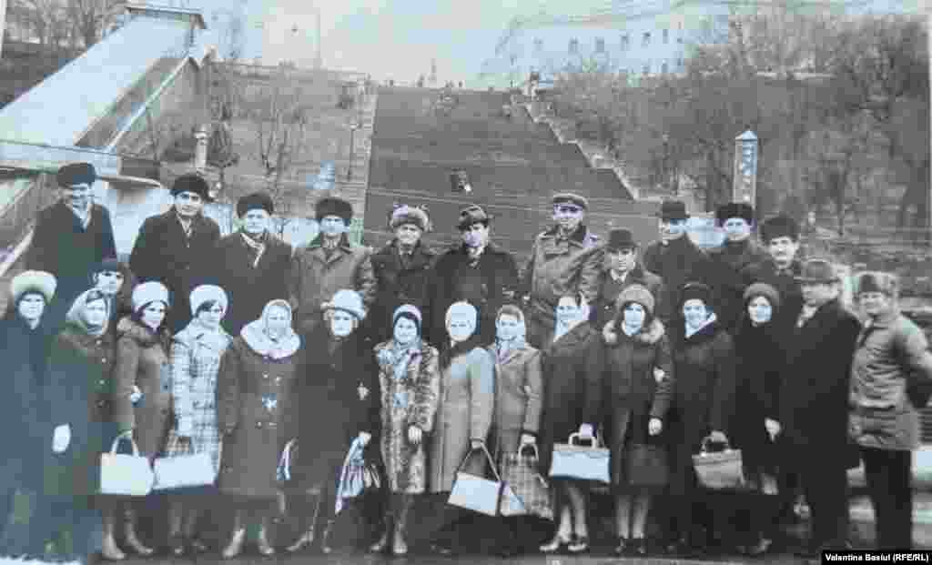 Gheorghe Bivol, veteran de război&nbsp;(rîndul de sus, al treilea din dreapta, cu pălărie) la sanatoriu la Odesa, 1978