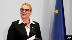 Jana Černochová în timpul unei conferințe de presă la reuniunea miniștrilor apărării din UE, Centrul de Congrese din Praga, Republica Cehă, la 30 august, 2023