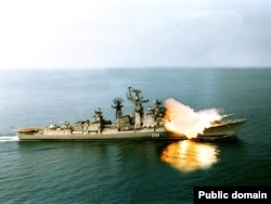 Индийский крейсер "Раджпут" стреляет ракетой Brahmos