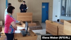 Судья Талгат Елеуов зачитывает приговор по делу о похищении ребенка. Темиртау, 29 июня 2017 года.
