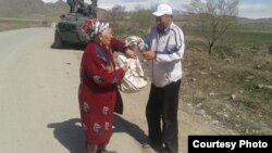 Местные жители несут продукты пограничникам, Фото «Спутник Кыргызстан».