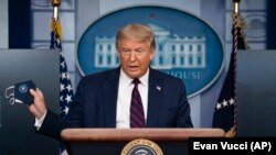 دونالد ترامپ در کنفرانس خبری ماسک محافظی را نشان داده و گفته «خوشتان بیاید یا نه، تاثیر دارد، موثر است».