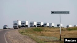Конвой российских грузовиков с гуманитарной помощью для Украины около города Каменск-Шахтинский Ростовской области. Россия, 14.08.2014