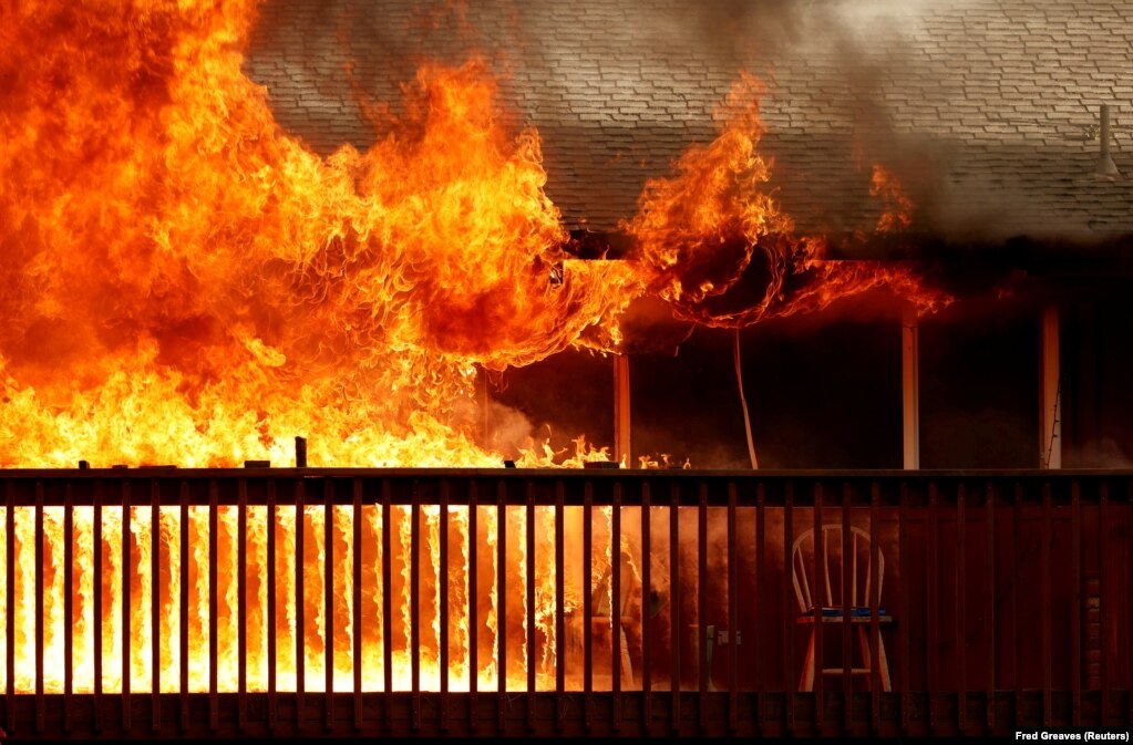 Flakët e një zjarri të egër duke djegur një shtëpi afër Luginës së Barit, në Kaliforni. (4 gusht)