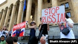 Adamlar rus deputatynyň gelip, Gürjüstanyň parlament binasynyň içinde spikeriň ornuna geçip oturmagyna gahar etdiler.