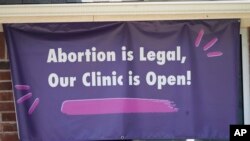 Clinică din Textas, unde se pot face întreruperi de sarcină, pe 1 septembrie. Cu o zi înainte de intrarea în vigoare a legii care interzice întreruperea de sarcină, una din puținele clinici specializate din Texas anunțat „Avortul este legal, clinica este deschisă”.