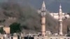 Горящая мечеть недалеко от Хомса, Сирия. 2 июля 2012 г