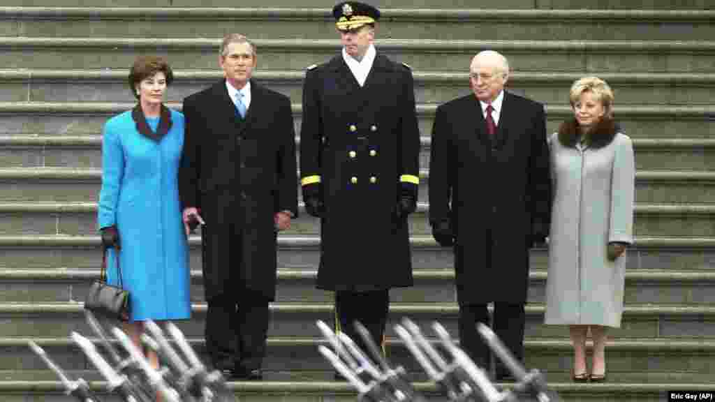 Predsjednik George W. Bush i supruga Laura (lijevo) na stepenicama Kapitola s potpredsjednikom Dickom Cheneyjem i njegovom suprugom Lynne (desno) nakon njihove inauguracije 20. januara 2001. godine. Bush će služiti dva mandata kao predsjednik.