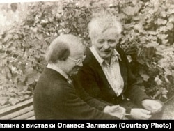 Опанас Заливаха з отцем Ярославом Лесівим, у майстерні, 1989рік