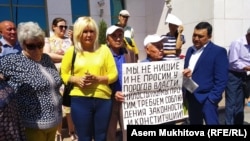 Гражданская активистка Санавар Закирова (вторая слева) и группа граждан, несогласных с судебными решениями в отношении них или их родственников, у стен администрации президента Казахстана. Нур-Султан, 9 июля 2019 года.