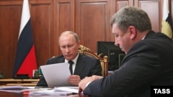Президент Владимир Путин и министр регионального развития Игорь Слюняев, февраль 2013 года