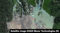 Після зсуву, крупний план зруйнованих будинків і заблокованої річки Лонца, Баттен, Швейцарія, 29 травня 2025 року, знімок Maxar Technologies