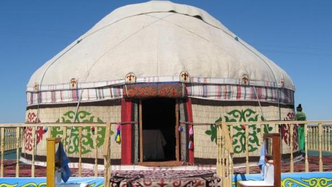 Жіңішке кеуделі әйелдің суреті