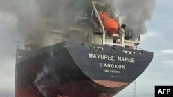 Cargoul thailandez „Mayuree Naree” în apropierea Strâmtorii Ormuz, după un atac, într-o fotografie distribuită de armata Thailandei, pe 11 martie 2026.