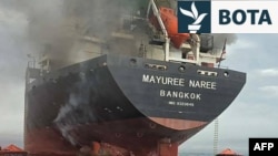 Kjo foto e publikuar nga Marina Mbretërore Tajlandeze tregon tym që ngrihet nga anija transportuese tajlandeze e mallrave "Mayuree Naree" pranë Ngushticës së Hormuzit pas një sulmi më 11 mars.